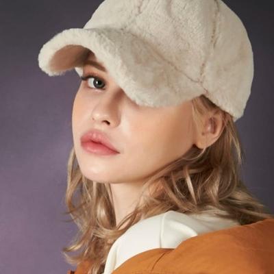 Fur Logo Point Ball Cap Cream