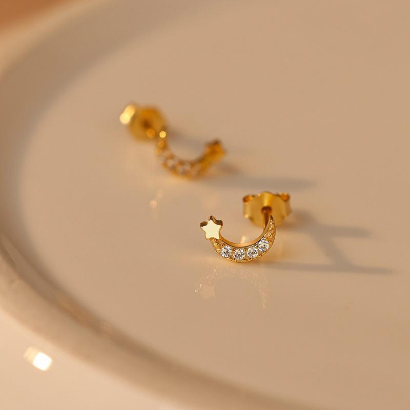 Stern und Mond Ohrringe weibliche ausländische asymmetrische einfache kleine Mini Stern Mond Ohrringe Sommer Ohrringe