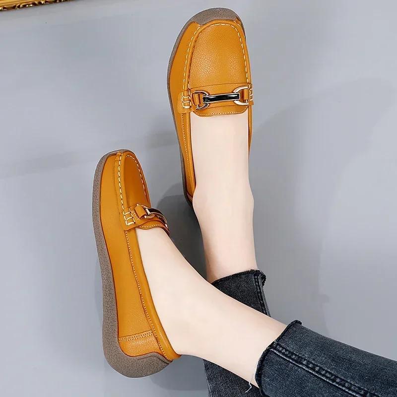 Women's Leather Flats Lightweight Slip-on Loafers Non-slip Soft Sole Casual Walking Shoes with Metal Buckle Plus Size 35-44