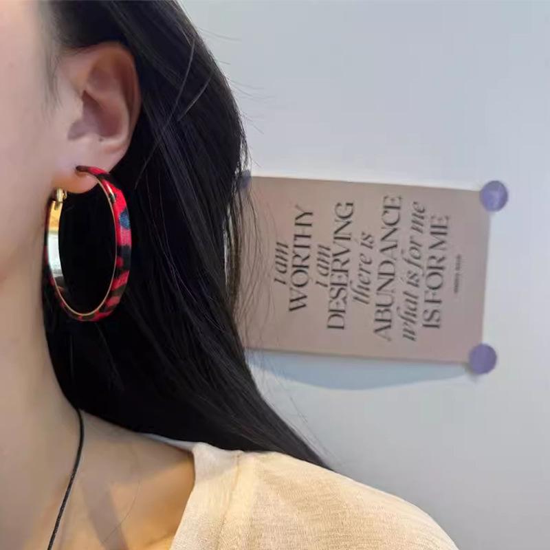 

Maillard leather leopard print earrings retro exaggerated atmosphere earrings fashion simple earrings high sense