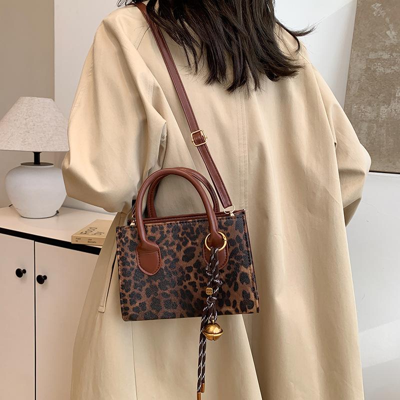 Fashion niche shoulder bag literary and simple popular portable women's bag new trendy messenger small square bag