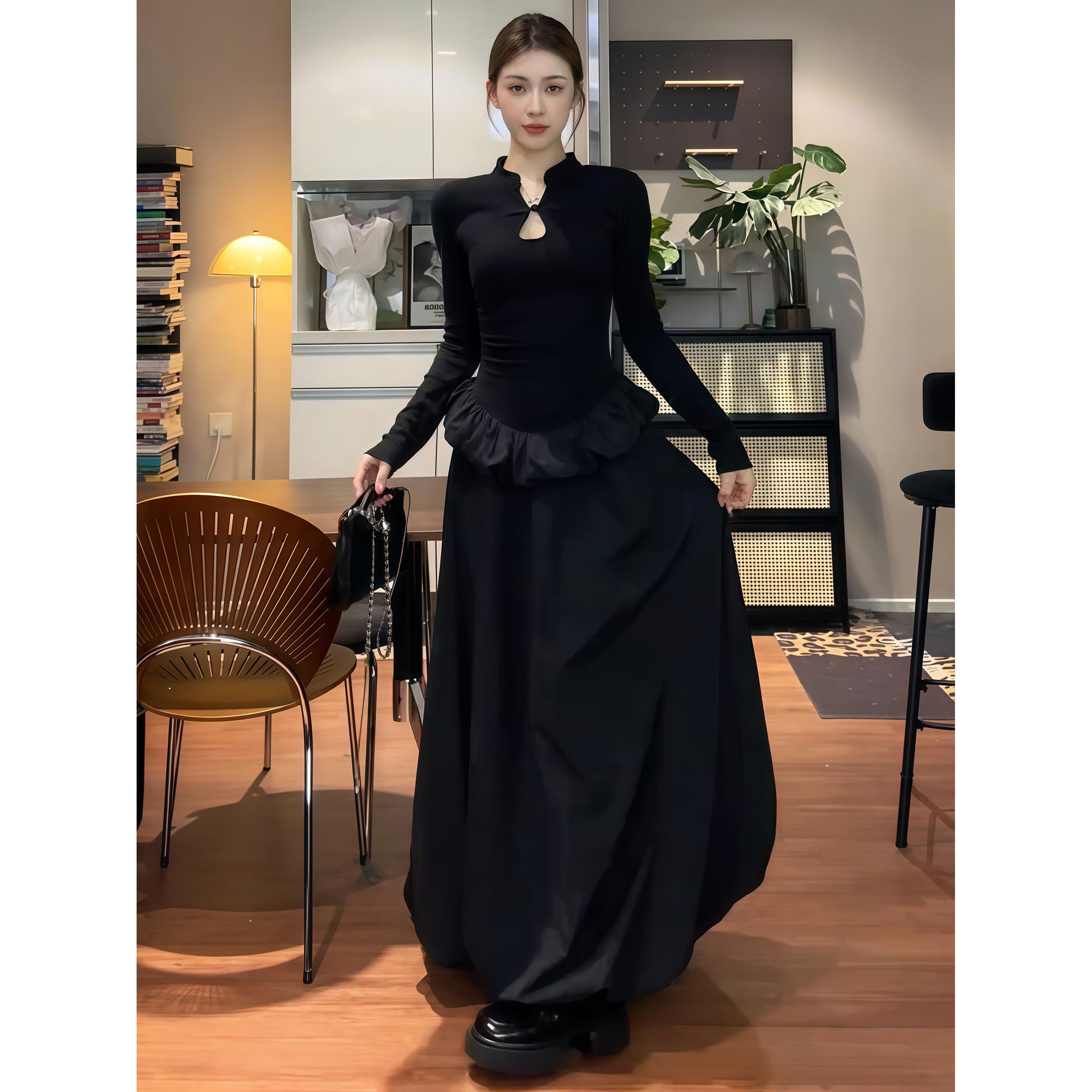 

Женское осеннее платье А-силуэта с воротником-стойкой, пуговицами-«лягушками» и подчеркнутой талией M чёрный