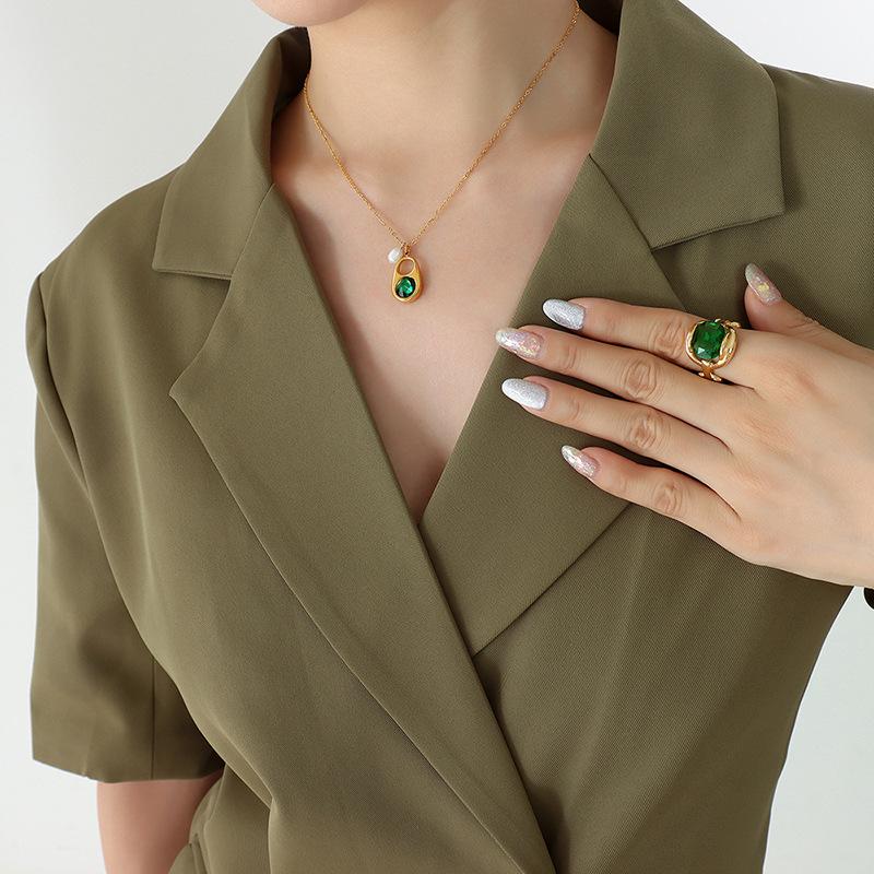 Französischer neuer neutraler Stil, personalisierte Mode, Titanstahl-Zugring, grüner Zirkon, eingelegte Halskette und Ohrringe, Schmuckset
