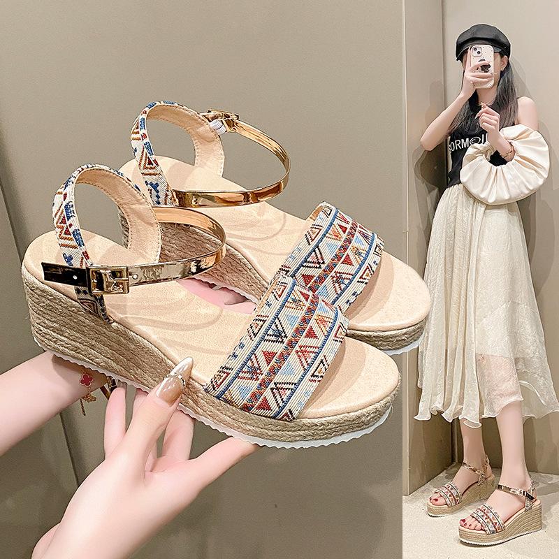 Fashion Versatile Sandals Women's 2025 Summer New European and American Buckle Platform Sandals Platform Cake Women's Sandals