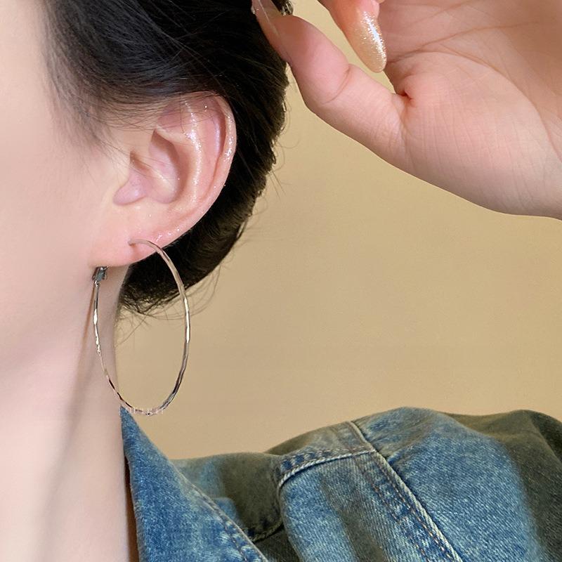 Silver needle plain circle twist earrings women's simple niche high-end earrings fashionable versatile cold wind earrings design sense
