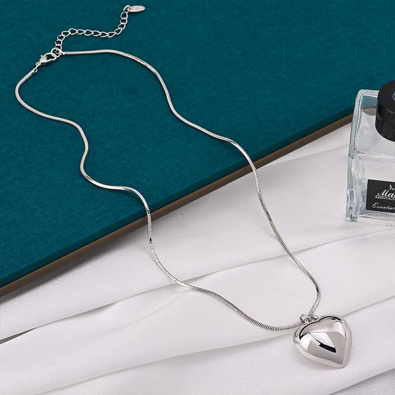 Popular Supply Love Necklace Female Versatile High-end Golden Peach Heart-shaped Collarbone Chain