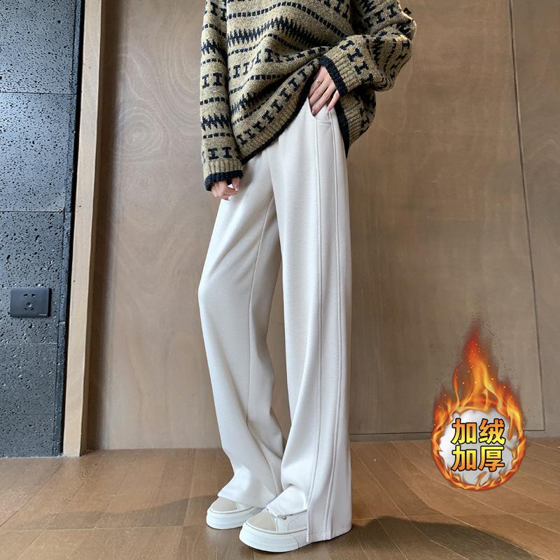 Pantalon droit en molleton à chevrons avec une fourche basse épaisse