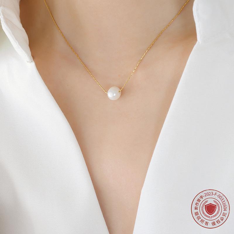 Exquisite Minimalist Freshwater Pearl Pendant Necklace, 18K Gold-Plated Titanium Steel Clavicle Chain