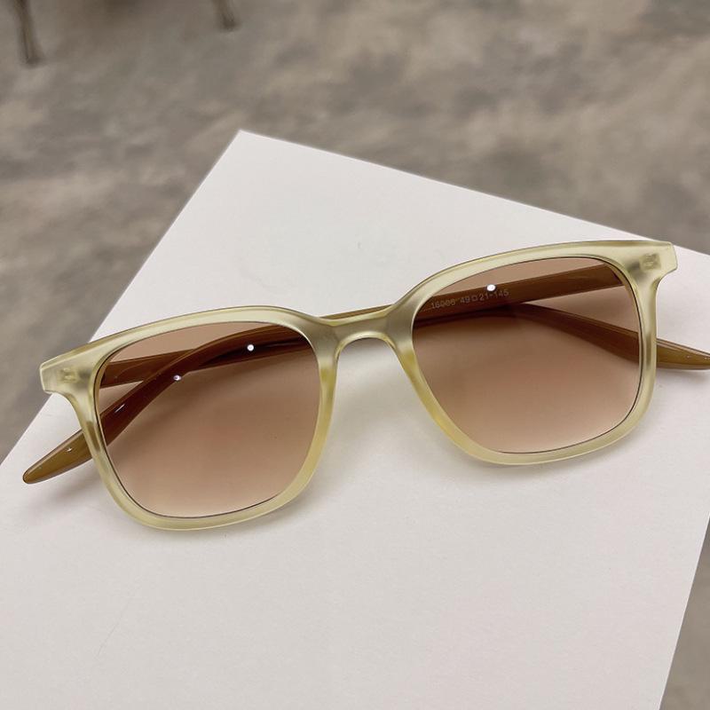 

Солнцезащитные очки Retro Brown Gradient Sunglasses - унисекс, квадратная оправа, защита от УФ-излучения, оттенок Sunset null жёлтый