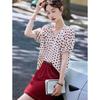 Zweiteiliges Set: Polka-Dot-Bluse und Rock im französischen Resort-Stil