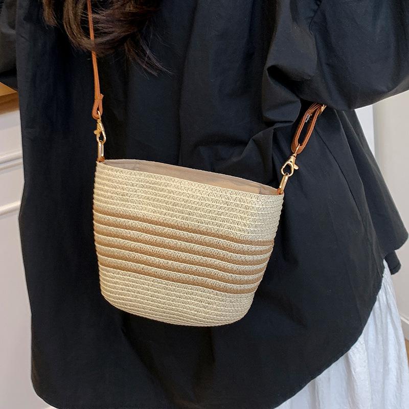 Popularna letnia pleciona torba ze słomy dla kobiet, nowy styl, pleciona torba na wakacje nad morzem, wszechstronna torba crossbody w stylu casual, torba wiadro