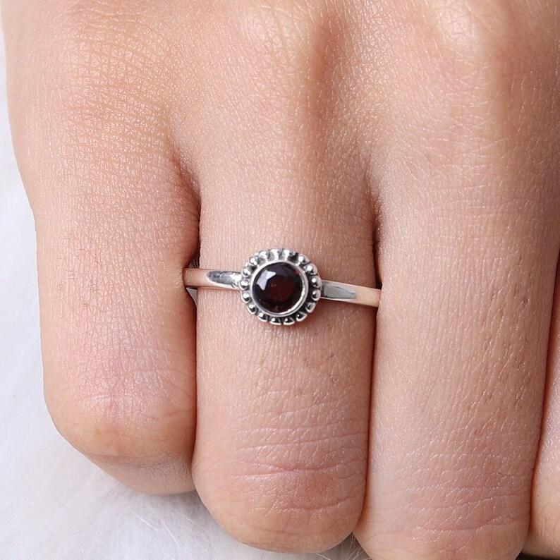 Natürlicher roter Granat runder Edelsteinring, handgemachter Ring, Stapelring, Geschenk für Sie, Statement Ring, Silberschmuck, 925 Sterling Silber