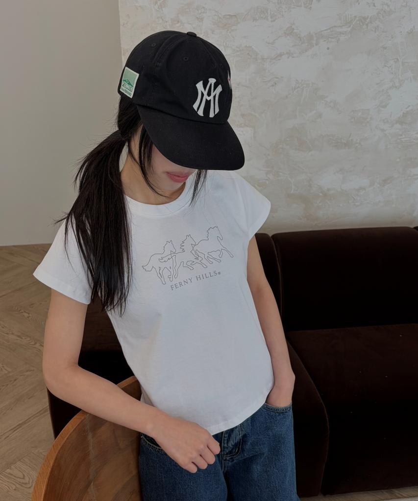 PEONIHILJEU Three Horses Short Sleeve T-Shirt White