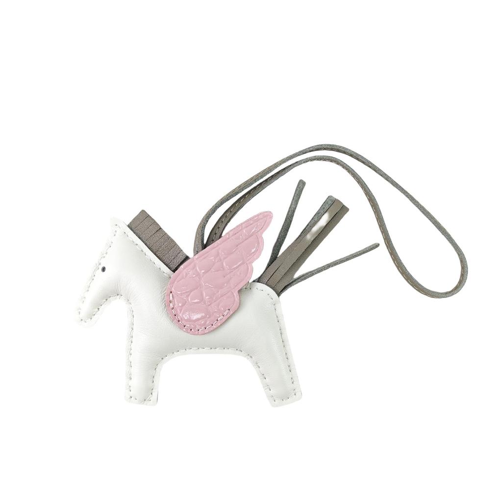 Ručně šitý přívěsek na kabelku z pravé kůže - Roztomilý design létajícího koně z jehněčí kůže