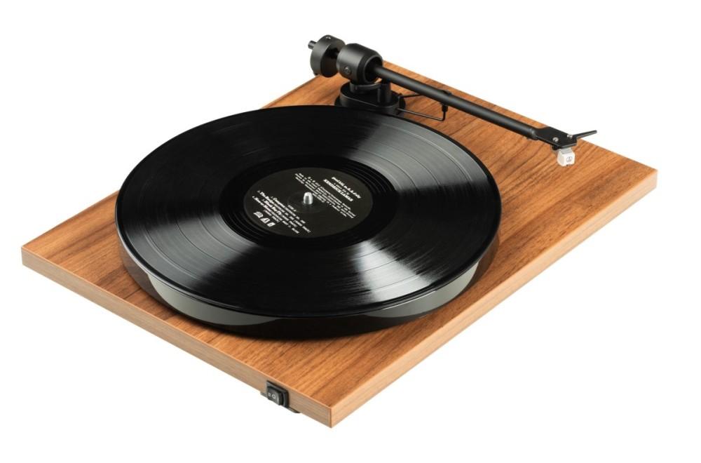 Pro-Ject E1 BT Plattenspieler mit eingebautem Vorverstärker und AT3600L Tonabnehmer, Bluetooth-Sender, Nussbaum, Pro-Ject