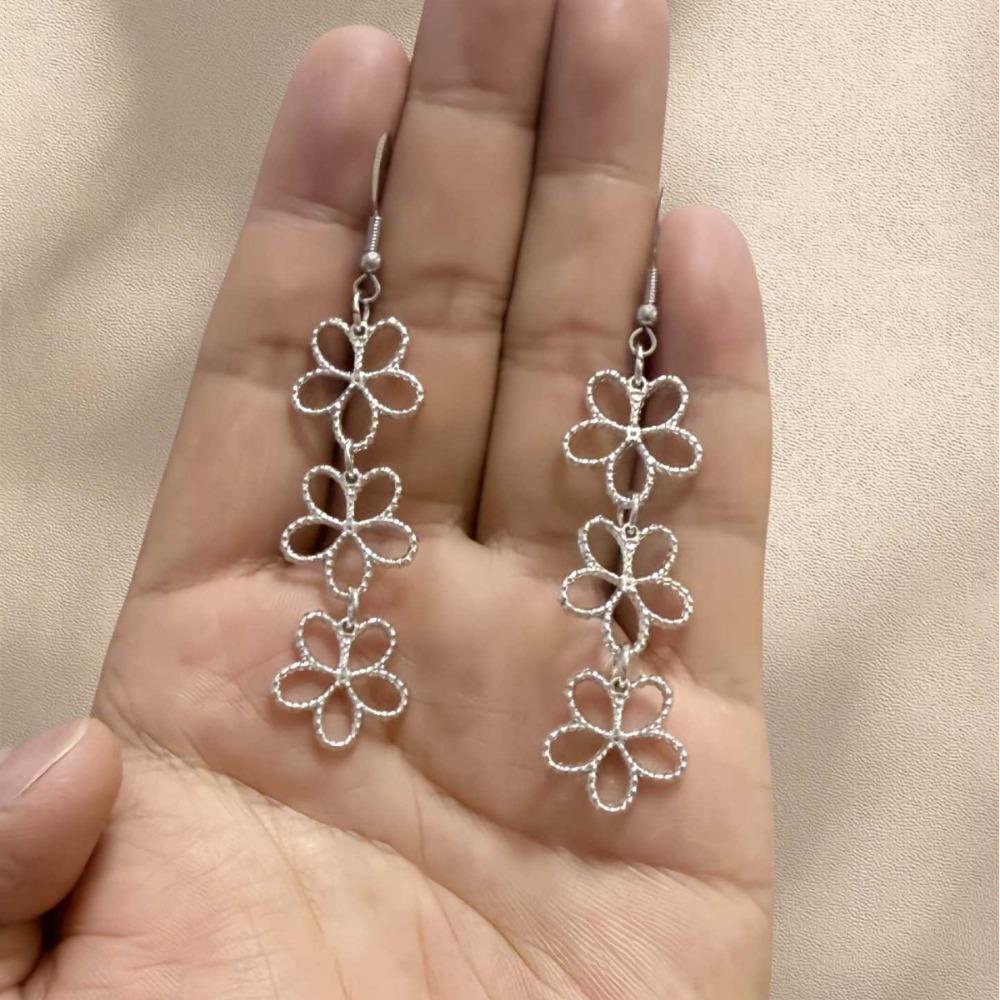 

Sweet Bohemia Silver Color Hollowed-out Three Flowers Tassel Dangle Earrings for Woman Girl Fashionable Jewelry Accessories Gift