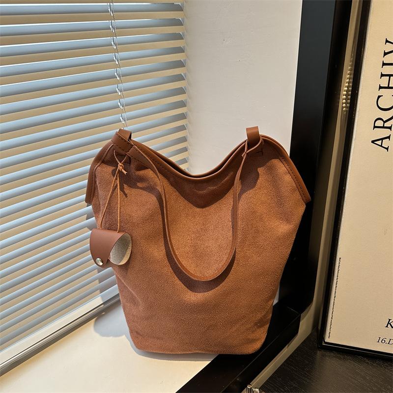 Autumn new retro large-capacity shoulder bag women's fashion versatile messenger bag commuter underarm bag