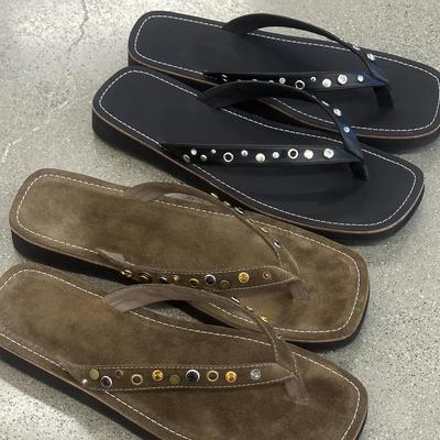 Koholäderversion~ nischade retro matta läder strassklädda tjockbottnade flip-flops för kvinnor att bära strandplatta coola tofflor
