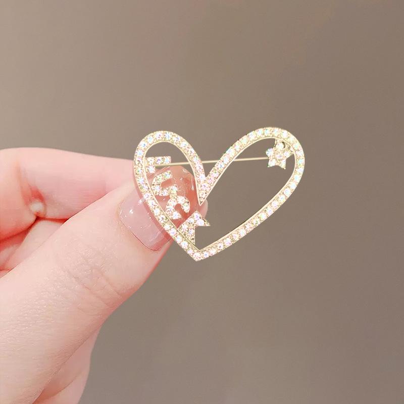 Chic Butterfly Brooch for Women - High-End Fashion Corsage