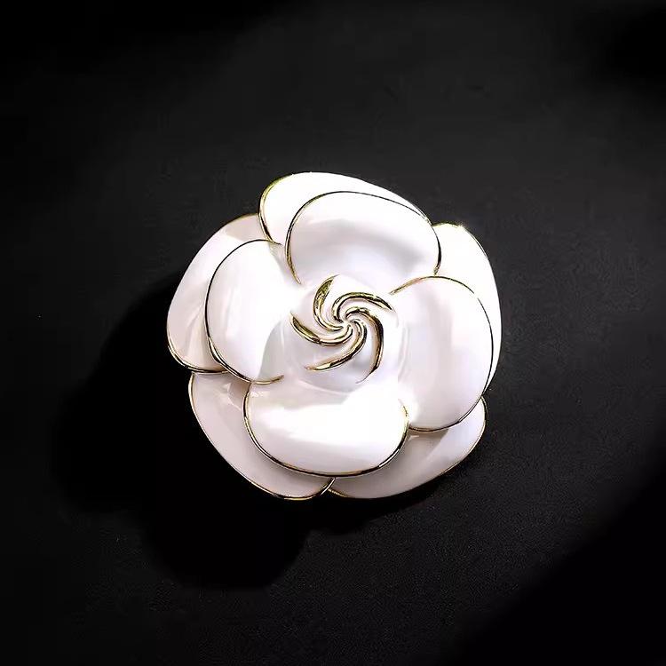 Xiaoxiangfeng Kamelia Brosch Högklassig Femininitet Retro Mångsidig Brosch Elegant Atmosfär Kappa Nål Med Tillbehör