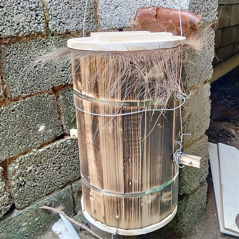 

Beehive Old-fashioned Round Apiary Set – Complete Kit for Attracting Bees, Raw Wood Barrel Design Beekeeping Supplies