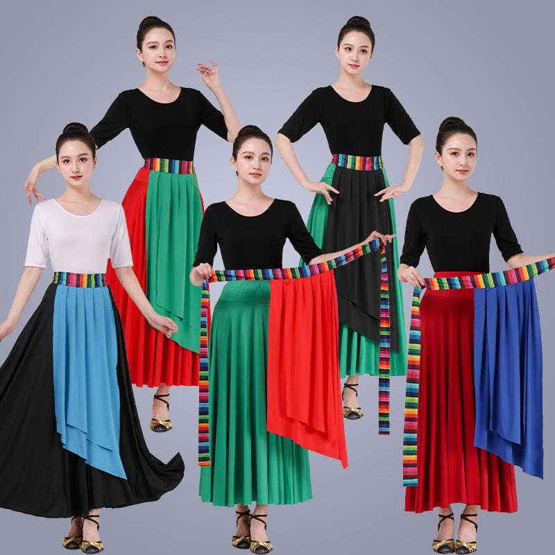 Tibetský a daijský lidový kroj s duhovou stuhovou sukní