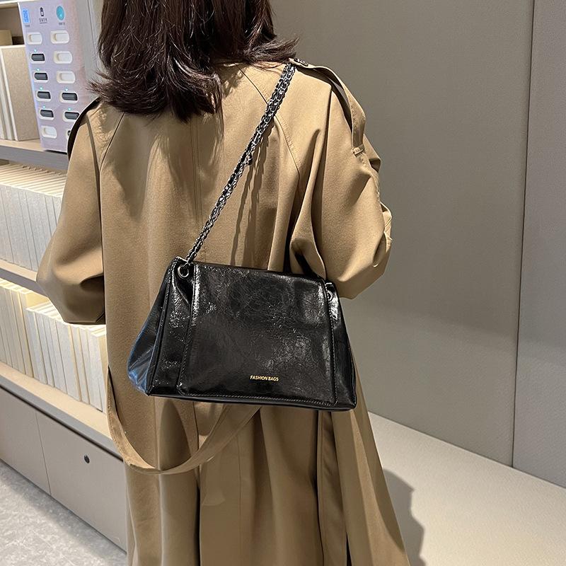 Large capacity soft leather bag women's 2025 new fashion simple retro commuter tote bag retro versatile messenger bag
