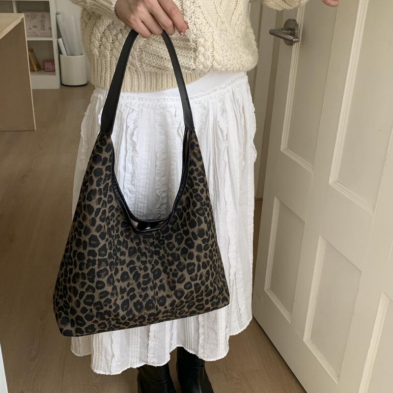 Leopard print canvas bag women's large capacity 2025 new autumn and winter leisure shoulder underarm bag college student class tote bag