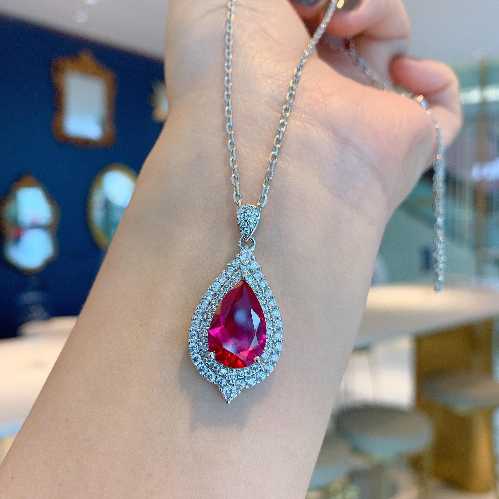 

Ювелирные изделия Имитация Корунд Цвет Голубиная Кровь Рубин Форма Капли Воды, Ювелирный Набор Серьги-Пуссеты 8 * 12 Подвески