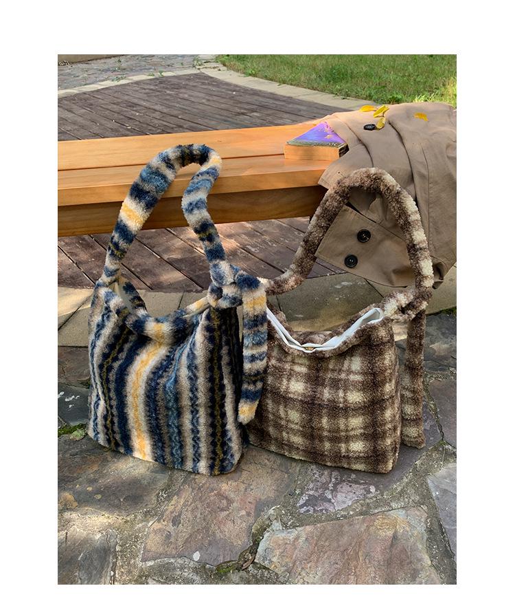 2025 Autumn/Winter Plaid Plush Shoulder Bag: Retro Large Capacity Women's Tote