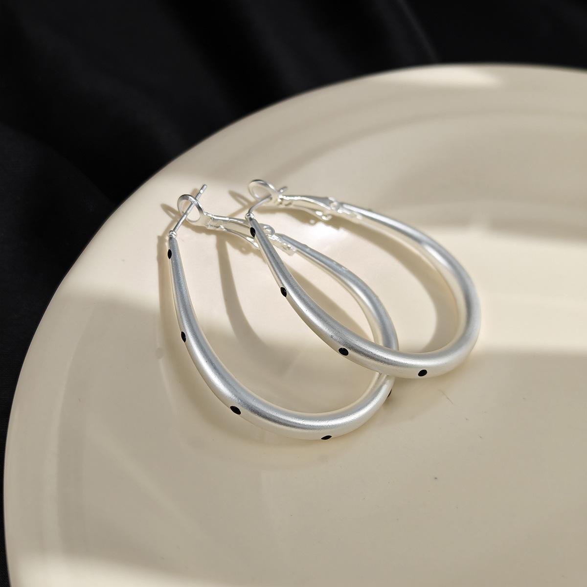 Plain Circle Polka Dot Brushed Round Earrings, High-End Sense Niche Temperament Earrings, Exaggerated And Simple Earrings