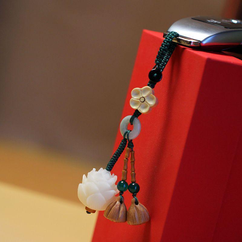 

Bodhi Money Bag Lotus Flower Keychain Charm – Exquisite Lotus Seed Pod Backpack and Car Key Pendant in New Chinese Style.