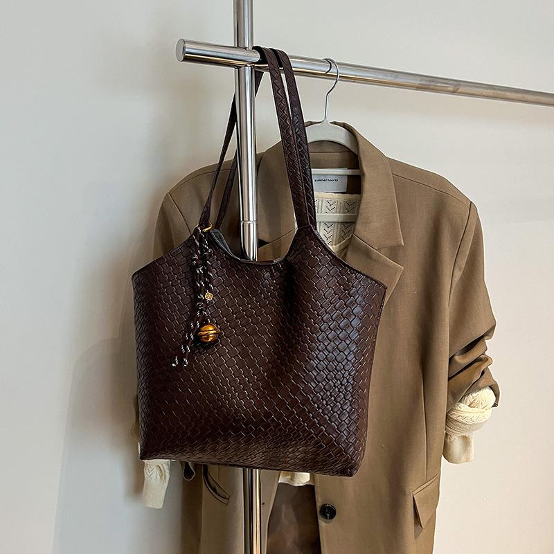 Women's large-capacity shoulder bag 2025 spring and summer new versatile commuter bag, underarm bag, popular tote bag trend this year