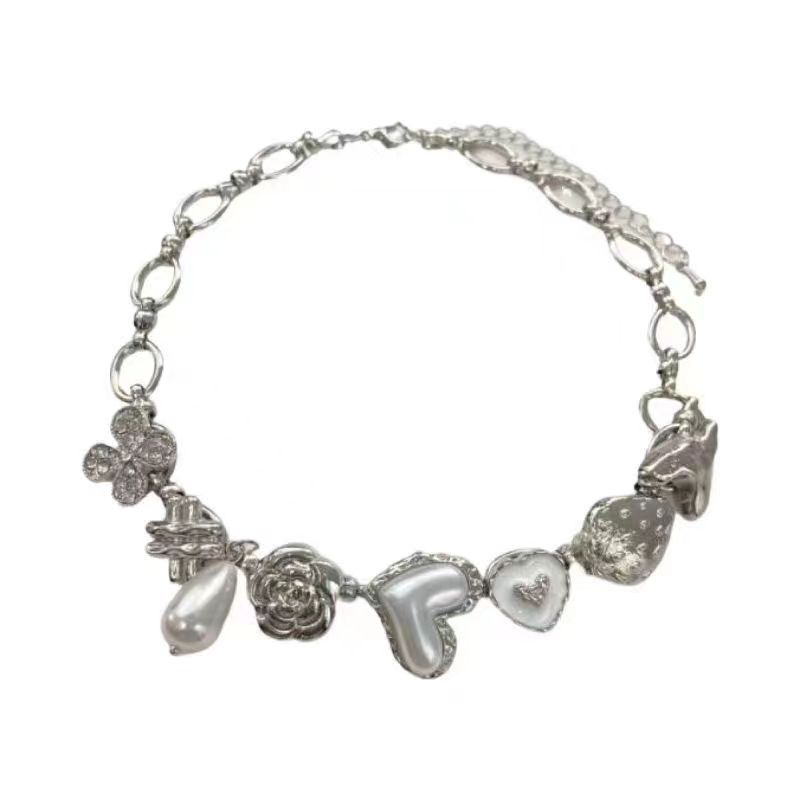 

Cold wind dripping oil pearl love flower strawberry necklace trend personality spice girl collarbone chain light luxury item decoration