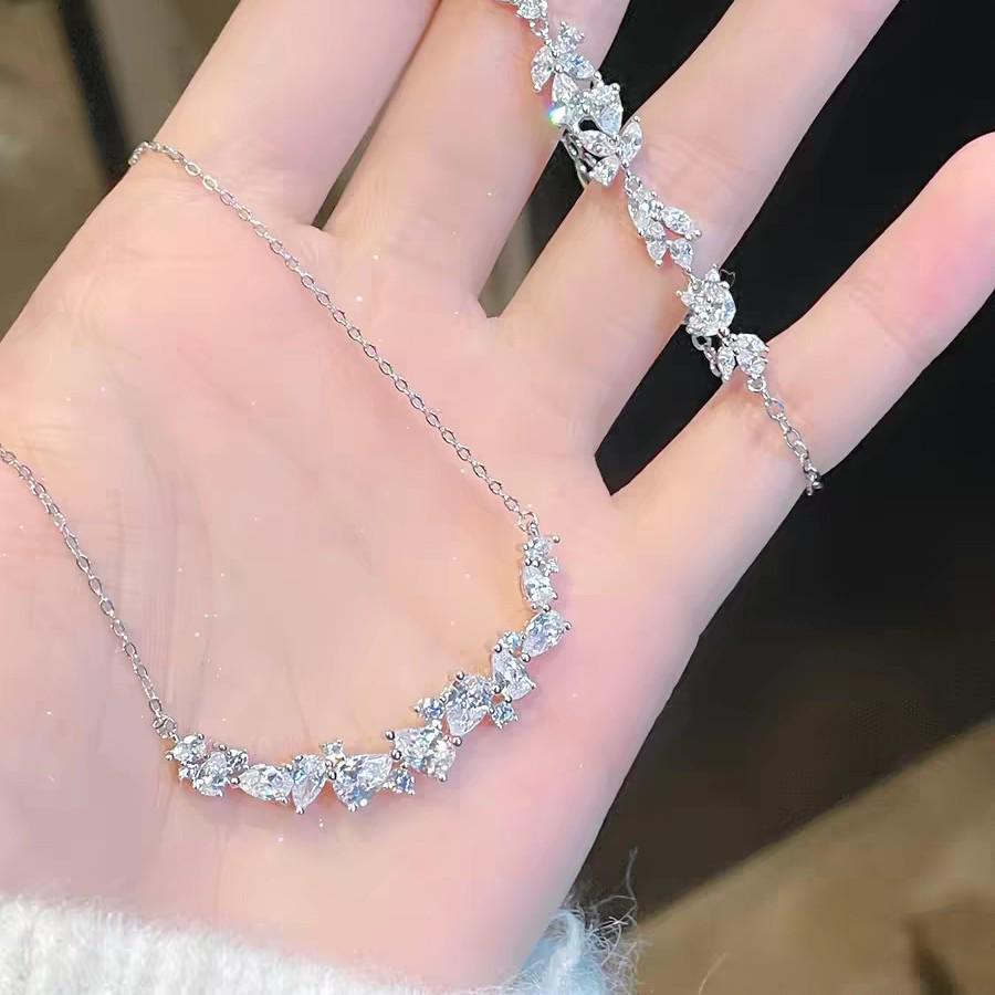Wisteria Flower Smile Necklace: Elegant Korean-Style Valentine's Day Collarbone Chain for Women.