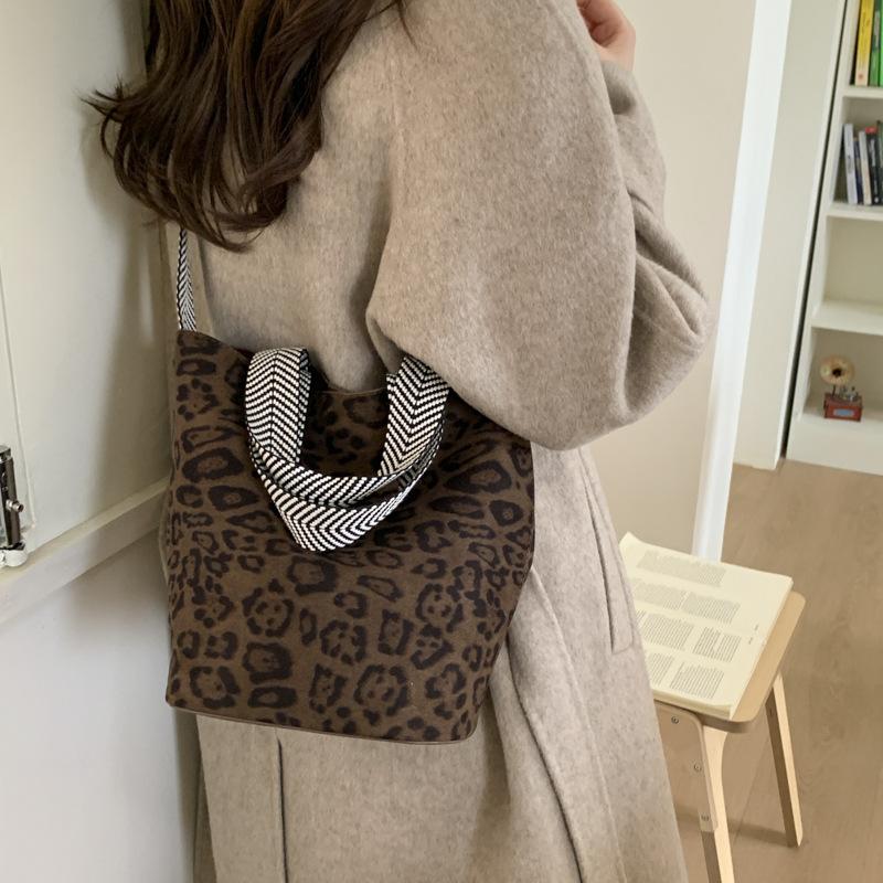 

Сумка с леопардовым принтом женская 2025 новая высококачественная замшевая сумка с текстурой, большая вместительная на плечо, кроссбоди, сумка-ведро цветной печати леопарда