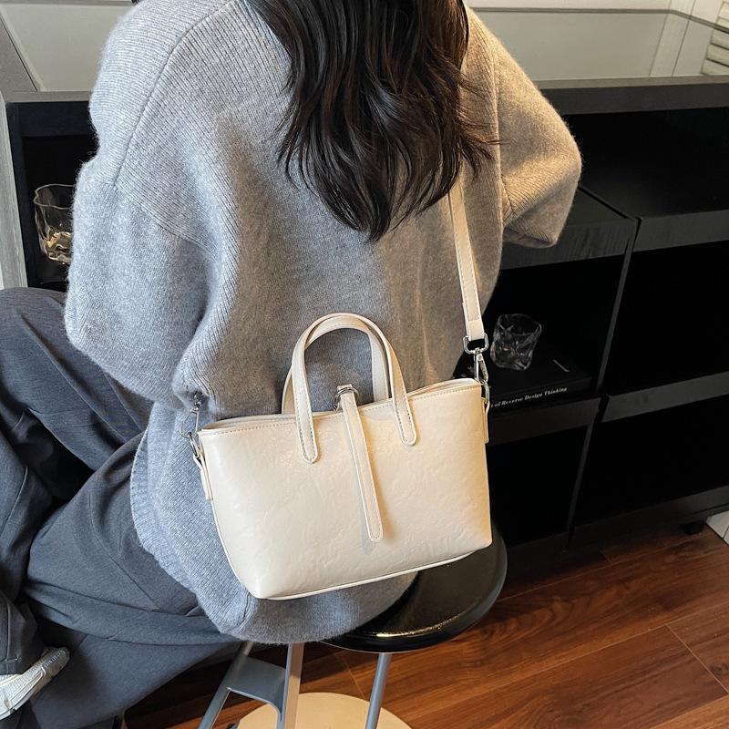 Premium texture simple and versatile shoulder handbag women's 2025 Korean version autumn new retro fashion bucket bag