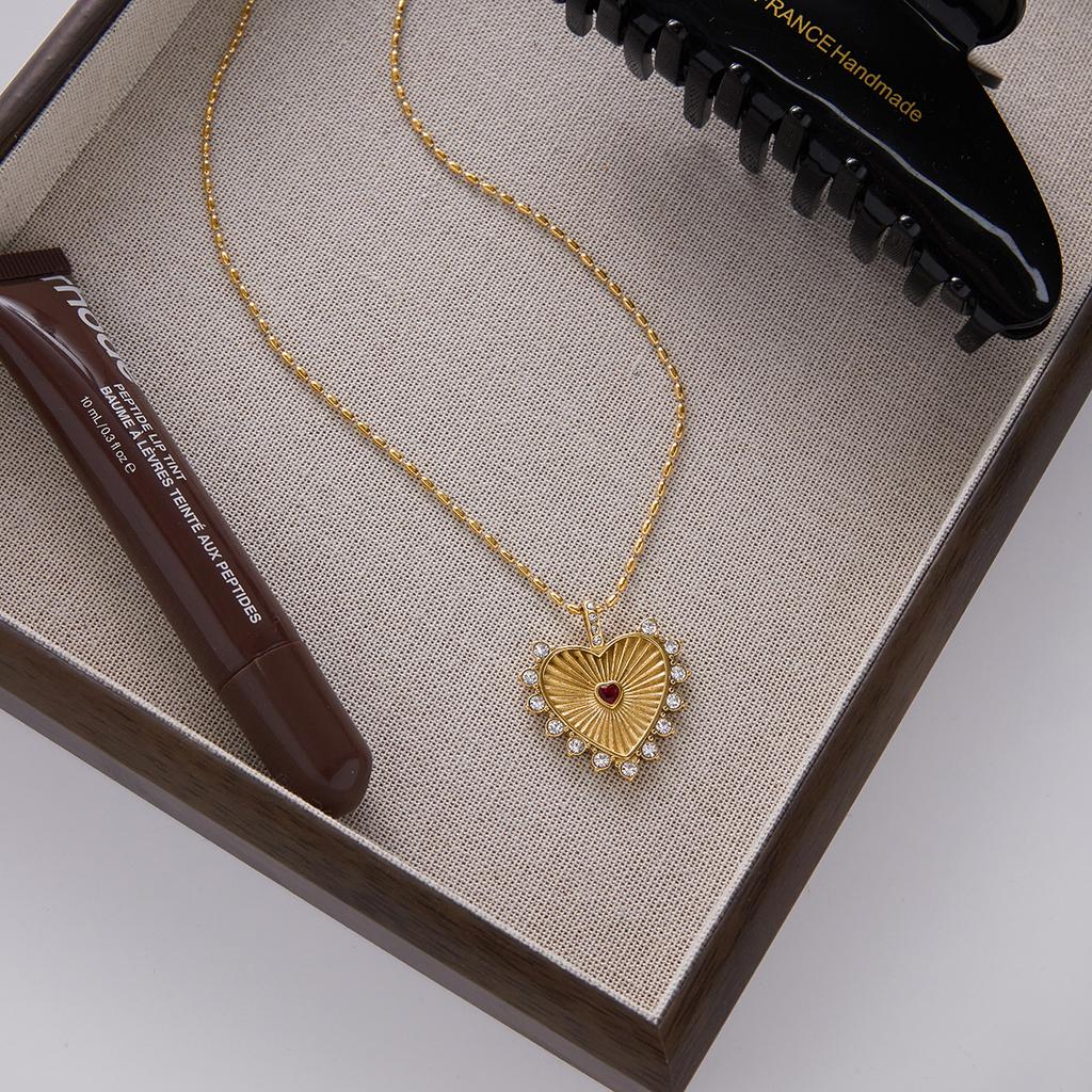 Yori Distinctive Red Rhinestone Ribbed Heart Pendant Necklace for Women Stainless Steel Popular Chic 2025 Jewelry PVD Plated