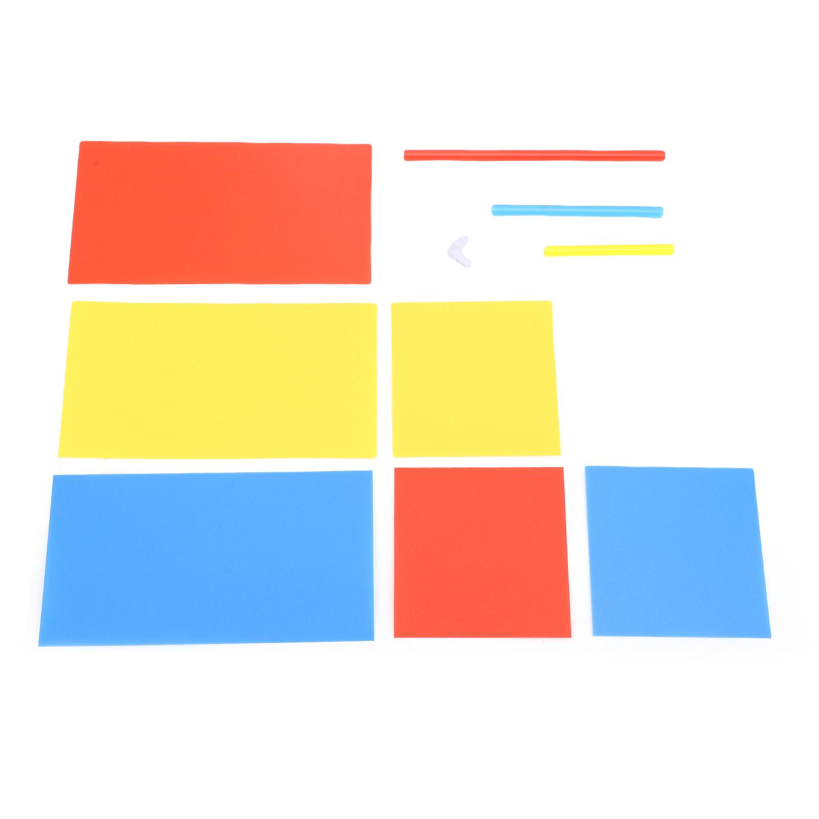 Интерактивная развивающая геометрическая строительная игрушка из пластиковых конструкторов разных ярких цветов.