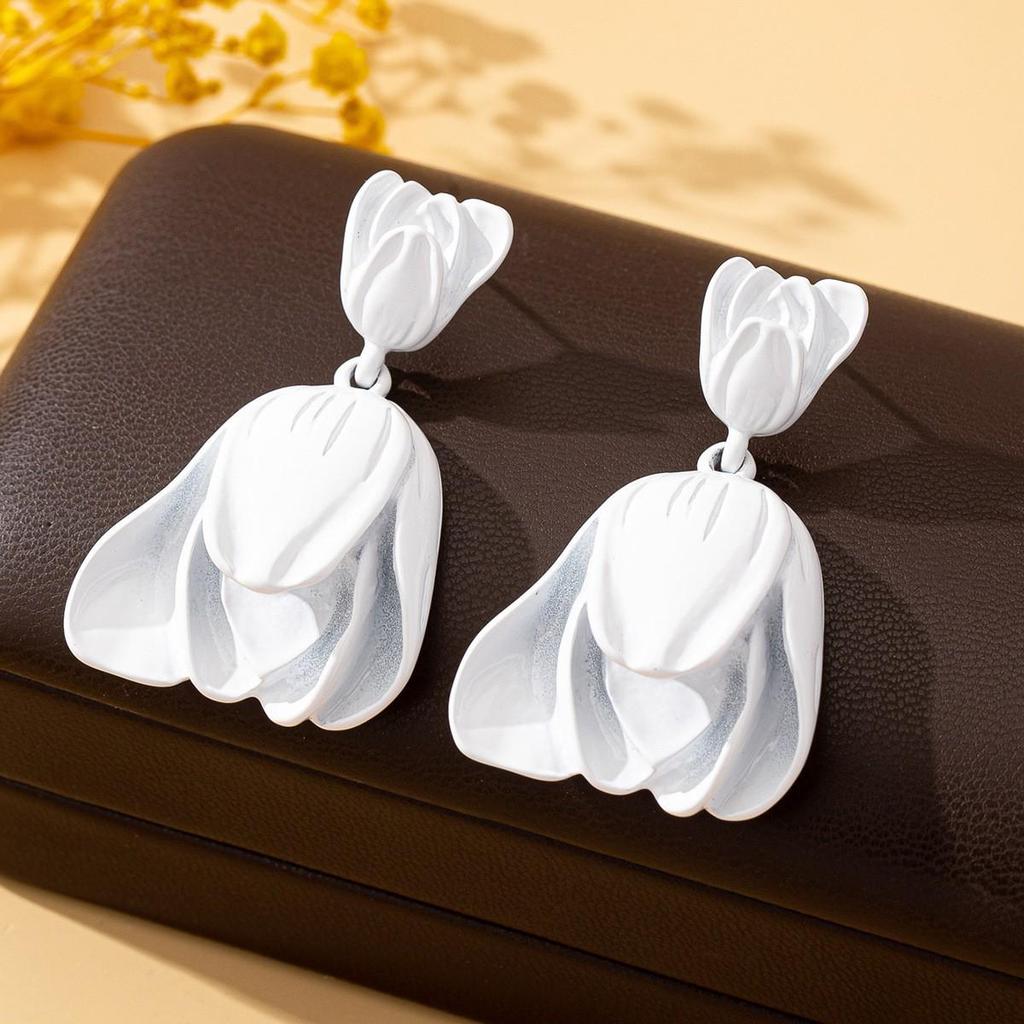 Elegant French Floral Clip-On Earrings: Retro Hong Kong Style, No Piercing Needed