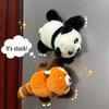 Magnete da Frigorifero Peluche Panda Rosso Carino - Bambola Decorativa Cartone Animato in Posa Sdraiata