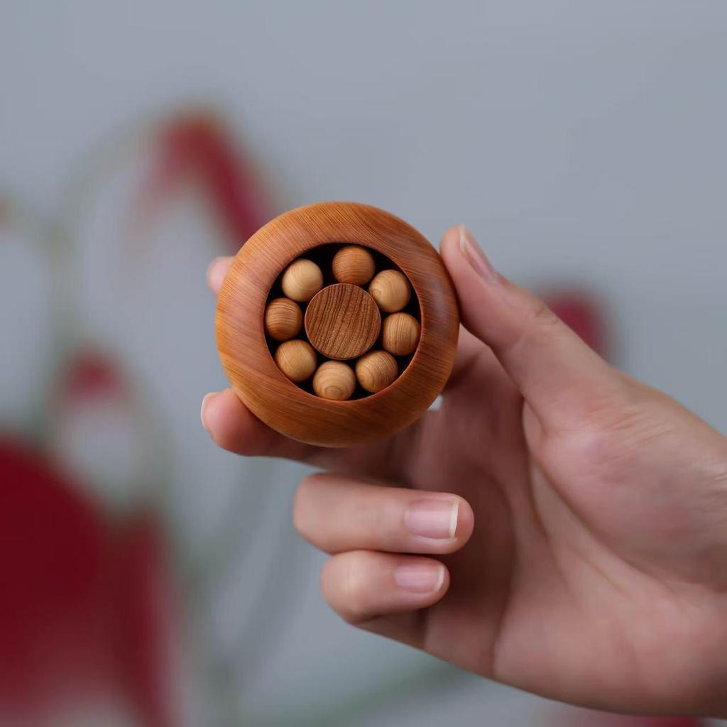Cliff Cypress Luxury Rosewood Decompression Gyro: Handheld Wind Fire Wheel for Relaxation and Luck