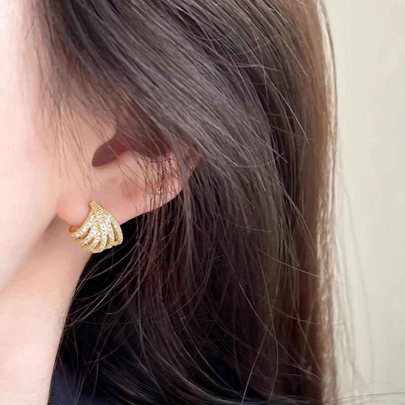 Exquisite Claw Stud Earrings for Women Silver Color Sparkling Cubic Zirconia Luxury Trendy Female Accessories Hot Jewelry