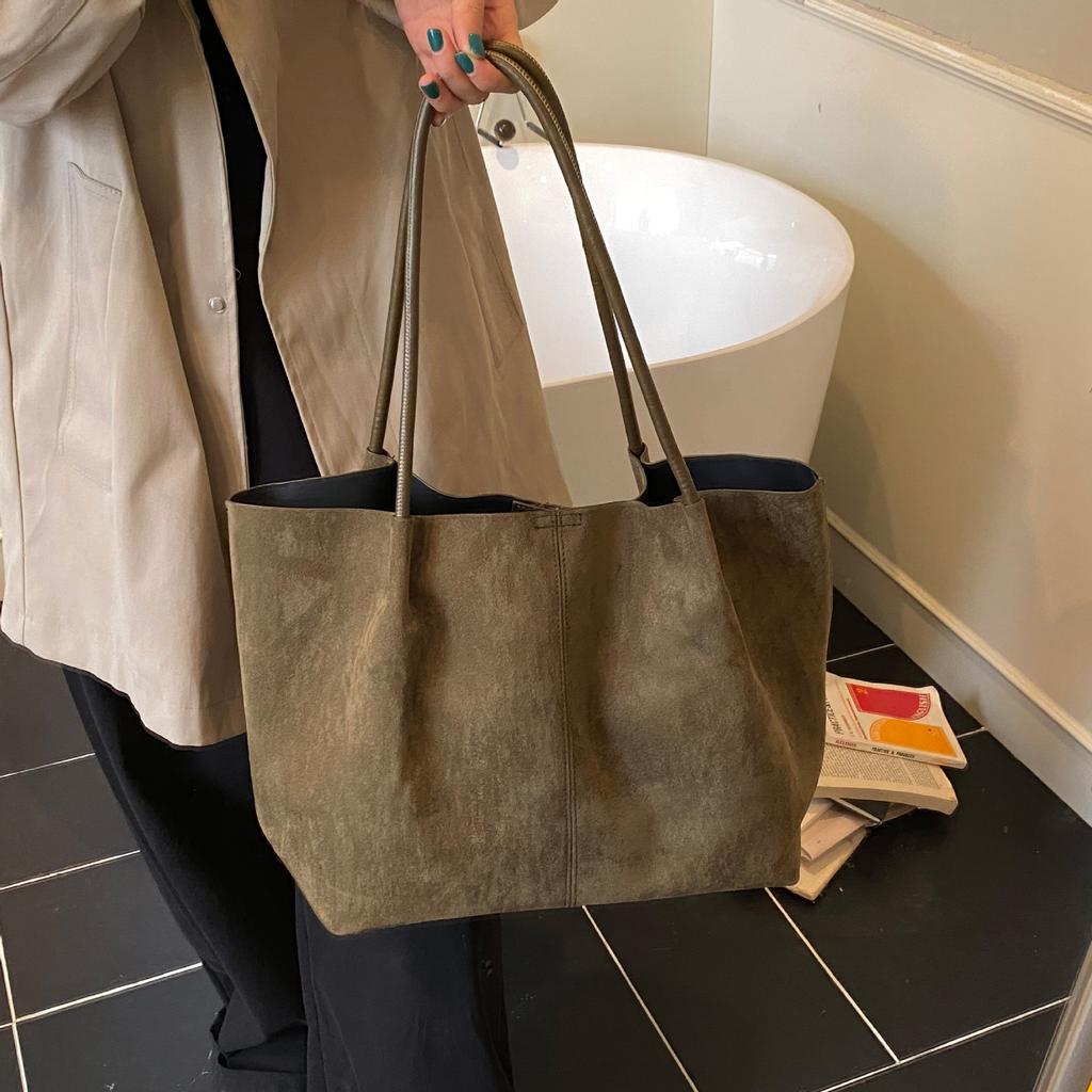 Vintage suede shoulder bag, women's commute to work, high-end sense, large-capacity portable tote bag, letter bag.