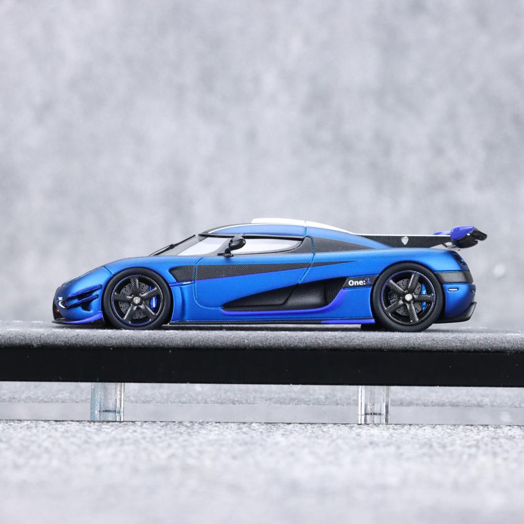 1:64, One:1 Glossy Silver/matte Blue, High-grade Resin Static Miniature Simulation Car Toy Model, Boy Collection Ornament.