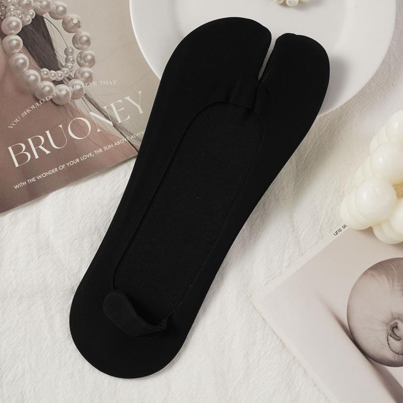 Women's Ice Silk Two Toe Invisible Socks Silicone Non-Slip Split Toe Boat Socks Thin Breathable Sweat Absorbing Summer No Show Socks