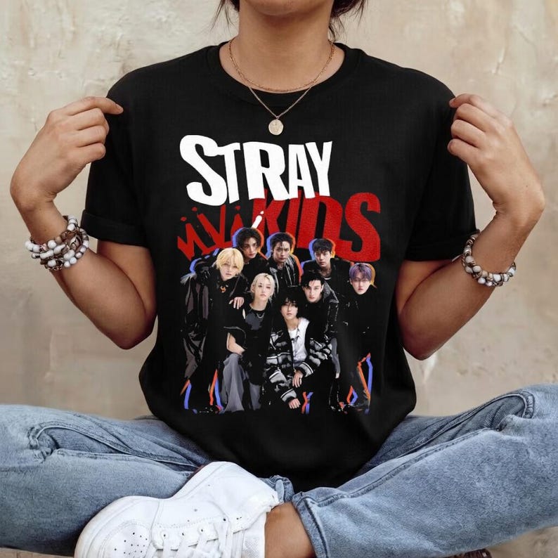 Maglietta Grafica Kpop Retro Stray Kids, Maglietta Album Karma Stray Kids, T-shirt Ceremony Stray Kids, Stray Kids Dominate SKZOO World Tour 2026