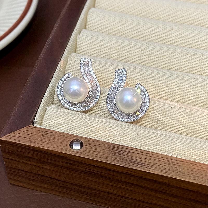 Elegant Geometric Round Zircon Earrings - Simple, Fashionable, Versatile Silver Studs