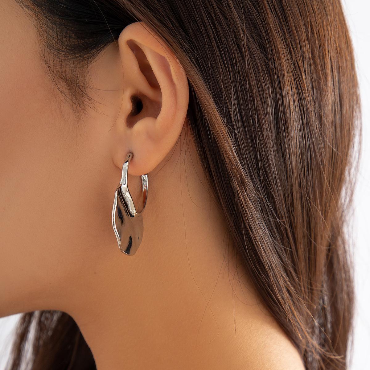 

Металлические серьги-пусеты с плиссировкой в виде водных волн, креативная текстура, жидкая геометрия, украшения для ушей See details