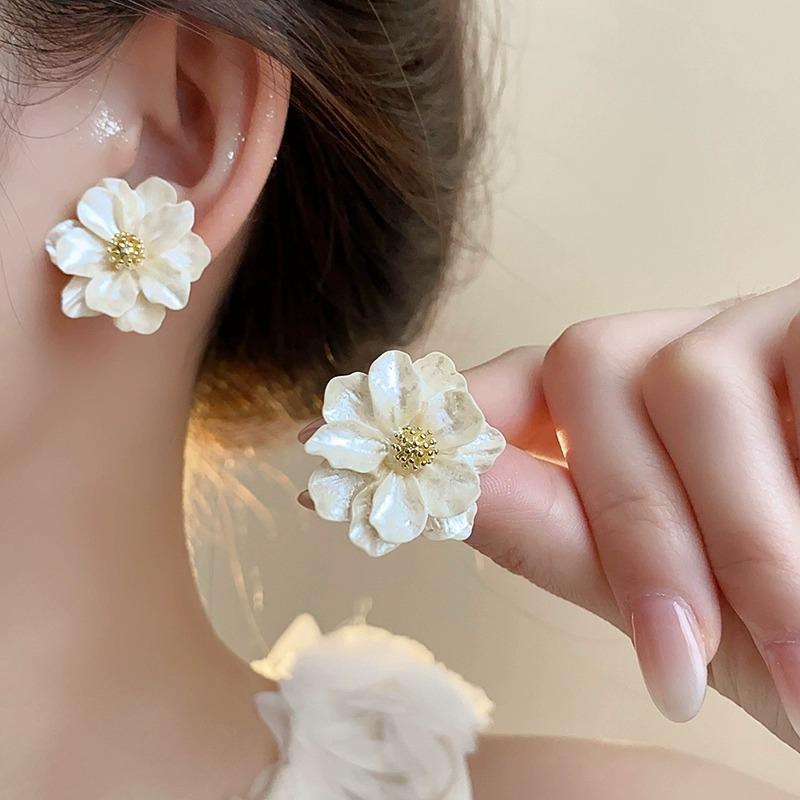 White Acrylic Flower Women's Stud Earrings Folded Florals Korean Fashion Sweet Petals Irregular Female Earrings 2026 New In